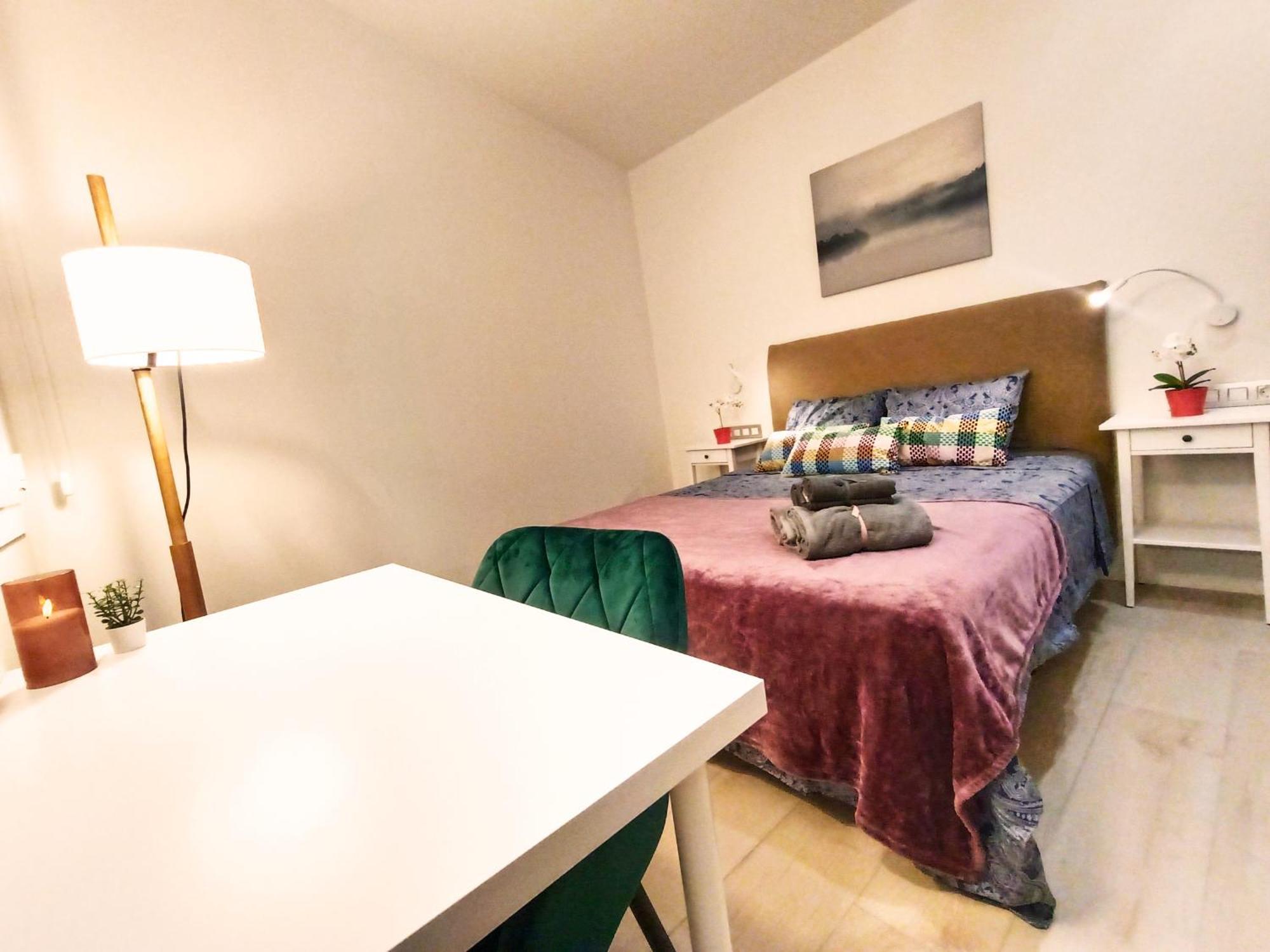 Private Rooms By Plaza Universidad Barcelona Exterior photo